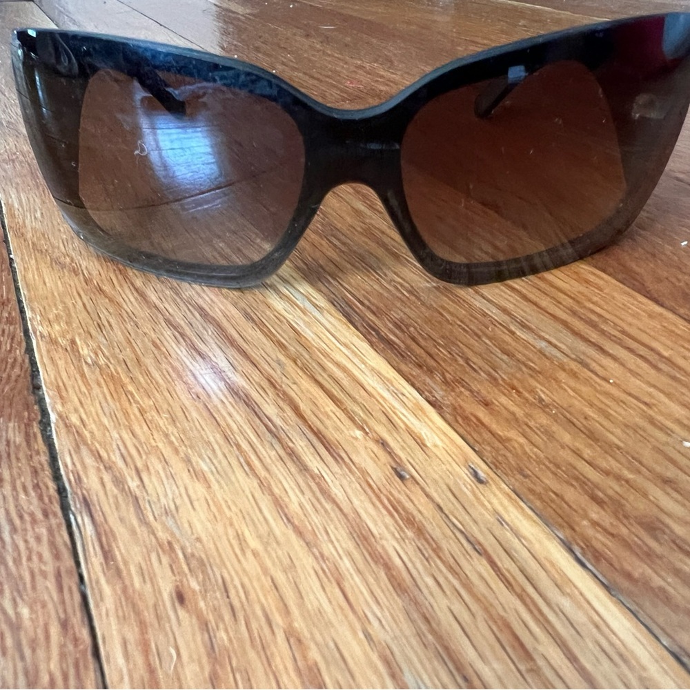 CHANEL Black Sunglasses with Quilted Case - Picture 6 of 7